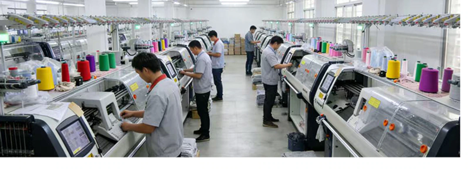 Knitting production line with machines, yarn cones and operators